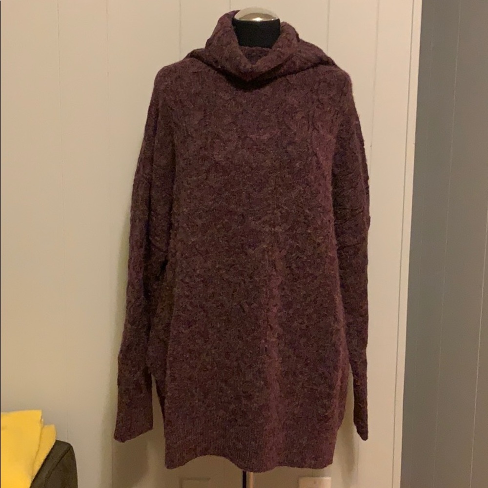 Banana Republic t-neck cable side slit